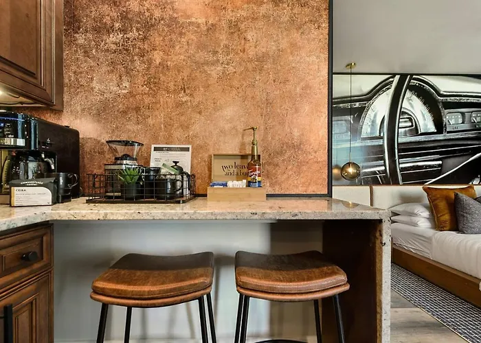 Hostwise - Grandview Studio, Skyline Views, Private Parking Apartment