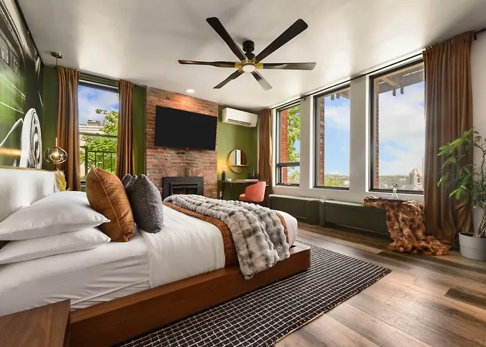 Hostwise - Grandview Studio, Skyline Views, Private Parking Apartment