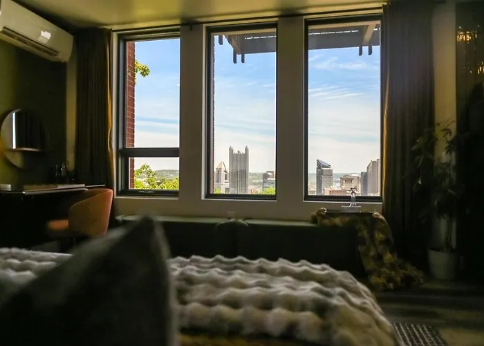 Hostwise - Grandview Studio, Skyline Views, Private Parking Apartment *