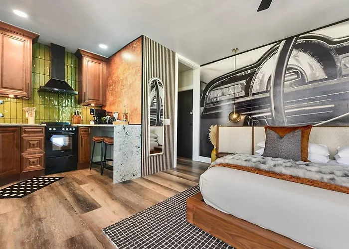 Hostwise - Grandview Studio, Skyline Views, Private Parking Apartment *