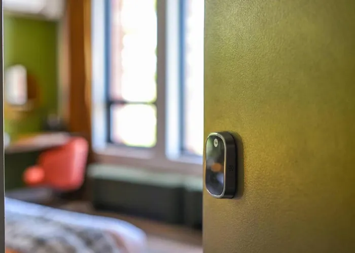 Hostwise - Grandview Studio, Skyline Views, Private Parking *