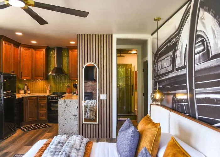 Apartment Hostwise - Grandview Studio, Skyline Views, Private Parking *