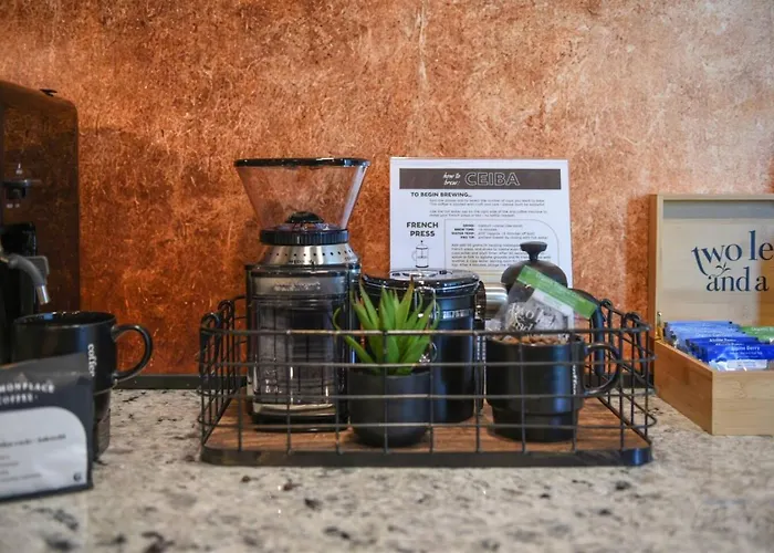Hostwise - Grandview Studio, Skyline Views, Private Parking Apartment *