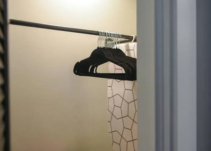 Hostwise - Grandview Studio, Skyline Views, Private Parking *